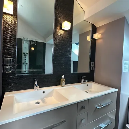 River With Amazing View + Jacuzzi, Garden, Forest Access Vétraz-Monthoux