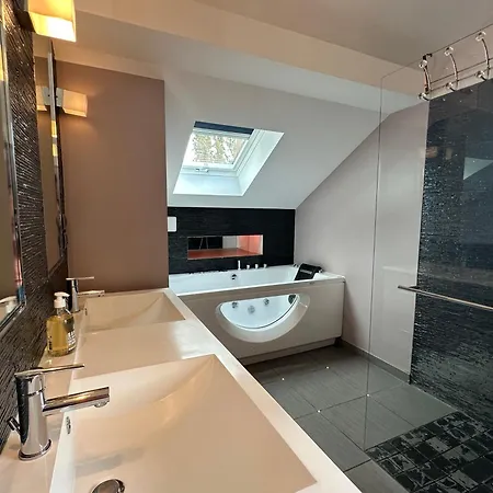 Villa River With Amazing View + Jacuzzi, Garden, Forest Access *